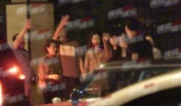 娱乐圈又一对新恋情爆料,当红明星甜蜜牵手，恋情细节引热议